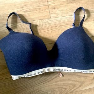 Victoria’s Secret T shirt lightly lined bra